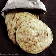 Come aspetto sono simili alle piadine romagnole, ma essendo sfogliate sono meno compatte, se le spezzate tendono a sfladarsi (sono appunto sfogliate……). Crescia Sfogliata Di Urbino Pane E Gianduia