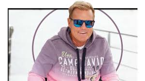 Последние твиты от dieter bohlen (@real_dieter). Dsds Rtl Deshalb Tragt Dieter Bohlen Standig Klamotten Von Camp David Dsds