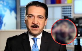 La botarga llegó caminando muy quitada de la pena hasta el micrófono detrás  de la directora.