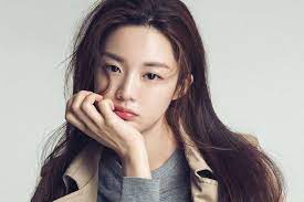 netflix韓劇 sweet home 位位女演員都有超高人氣 當中高允貞 고윤정 飾演患有氣喘的朴宥莉 現實中是擁有最強顏值 被喻為全智賢接班人的的 韓國仙女級人物 更被指是當今首爾的整容最佳範本 一起看看這位新生代的門面擔 in 2021 asian beauty girl beyond