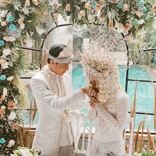 Mantan kekasih ariel tatum itu telah resmi menikah dengan sang pujaan hati, shabrina ayu. Menikah Cantiknya Dinda Hauw Pakai Baju Adat Palembang Dan Makeup Bold