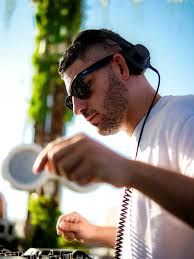 🎧 Shoreline Silhouette Save it • Stream it • Feel it #melodictechno  #shorelinesilhouette #marcogiorgino #samsara #samsarabeach #samsarariccione  #riccione #deephouse #ElectronicMusic #technolive #musicproducer