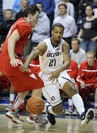 Giffey leads No. 21 UConn over Stony Brook 73-62