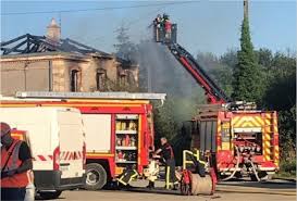 Boîtiers de forme ronde, situés au plafond, sensibles aux effets induits par le feu (fumée, chaleur, rayonnement). 00dl2sun7eq Cm