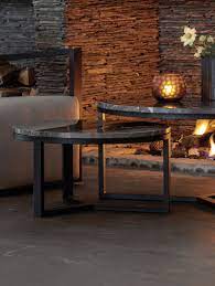 na wit en zwart marmer ontkomt ook het bruine marmer en natuursteen niet aan een heuse revival in moderne huisdecoratie salontafel styling marmeren salontafels