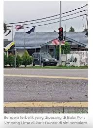 Polis asuransi adalah perjanjian asuransi antara penanggung (perusahaan asuransi) dan tertanggung (peserta asuransi). Bendera Terbalik Di Balai Polis Negeri Sembilan Kini Facebook