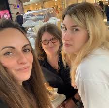 Il Giappone ha appena mostrato qualcosa che sembra magia pura. Un piccolo  dispositivo, più piccolo di una scatola di fiammiferi, riesce a generare  elettricità dall'aria e dall'umidità. Senza sole. Senza vento. Senza