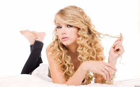 See taylor swift's beauty and hair looks through the years. Hd Wallpaper Blondes Women Taylor Swift Feet Celebrity Barefoot Singers Curly Hair 1920x1200 People Feet Hd Art Wallpaper Flare
