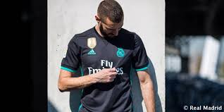 Außerdem interessieren sich deutsche fußballfans für das toni kroos. Real Madrid Und Adidas Prasentieren Trikots Fur 2017 18 Real Total