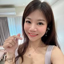 作為在台中生活過近12年的人我觀察到樂成宮的月老殿總是絡繹不絕我誠心建議樂成宮也有供奉財神跪那個更實際