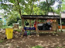 Sekolah yang pembayaran uang sekolahnya menggunakan sampah. Bank Sampah Sa Tangerang Mekar Bakti