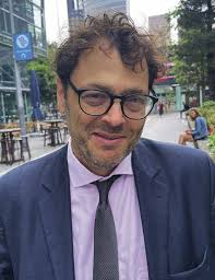 Nieuwe voorzitter DB Bart Vink van jongs af aan al politiek bewust Pag. 2  79 jaar na de razzia is het gedenkteken Schaduwen ont