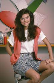 40 Reasons Kelly Kapowski Is The Queen Of Cool Kelly Kapowski Kelly Kapowski Style Decades Day Outfits 90s