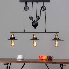 Une magnifique suspension industrielle de couleurs noire et cuivre qui rappelle l'éclairage des chaines de productions des usines des années 20. Lampe Industrielle Suspension Noir 3 Abat Jours E27 Piattino