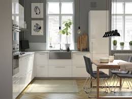 Moderne Kuche Mit Holzdetails Einrichten Kuchen Mobel Moderne Kuche Kuchen Planung