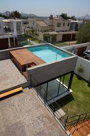 Casa Rodeada Casas Modernas Ideas Imagenes Y Decoracion De Nikolas Briceno Arquitecto Moderno Homify Casas Con Alberca Piscinas Modernas Terraza Con Alberca