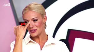 Η ζέτα μακρυπούλια είχε γενέθλια και τα γιόρτασε μαζί με τον καλό της φίλο, νίκο μουτσινά. Neo Epos Sto Royk Zoyk Paikths Gonatizei 3ana Th Makrypoylia Binteo Makeleio Gr