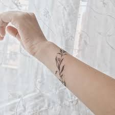 知性款繞手腕小草 超有氣質的 enink插畫 enink blackworktattoo blackwork linework lineworktattoo linetattoo instatattoo tfine triangle tattoo tattoos flower tattoo