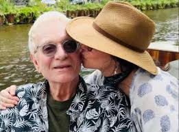 A kiss from Kelly Monaco (Sam) to Tony Geary (Luke). How sweet. ❤️