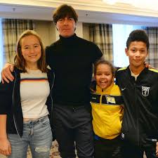 Can löw reinvigorate a team that he brought to such great heights in the past. Drei Kinder Zu Besuch Bei Jogi Low Wr De
