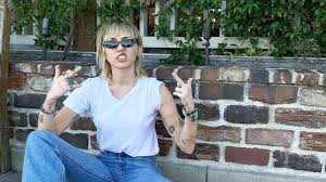 So, it didn't surprise us at all when we all saw what she posted on her social media account! Kurzer Fransen Schnitt Miley Cyrus Zeigt Ihre Neue Frisur Promiflash De