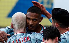 Jong ajax were joined in the eerste divisie by jong fc twente and jong psv, reserve teams who have also moved from the beloften eredivisie to the eerste divisie, in place of vv katwijk, sc veendam and agovv apeldoorn, increasing the total number of teams in the jupiler league from 16 to 20. Ajax Psv Feyenoord Raup 3 Poin Di Eredivisie Belanda Bola Bisnis Com