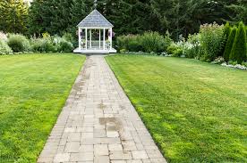 Un espace détente autour d'une cheminée extérieure est un super aménagement pour profiter du jardin le soir. Le Guide De L Amenagement De Jardin Prix Prestations Et Comparatif