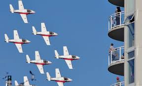 Snowbird — snow bird, n. Snowbirds Cf 18 Thrill Crowds In Nanaimo Nanaimo News Bulletin