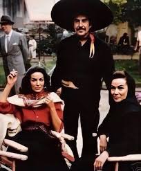 Dolores del río es una de las divas del cine mexicano, y con ello inmediatamente viene a la mente otra diva, maría félix, con quien siempre se le relaciona p. Lunatico On Twitter La Cucaracha De 1959 En Donde Ismael Rodriguez Logra Reunir A Las Dos Maximas Divas Del Cine Mexicano De Aquella Epoca Por Primera Y Unica Vez Maria Felix Y