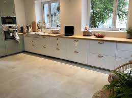 Cuisine Ikea En L Meubles Bas Blanc Laques Et Colonnes Kaki Cuisine Ikea Cuisineikea Cuisineenl Meuble Cuisine Meuble Bas Cuisine Meuble De Cuisine Ikea