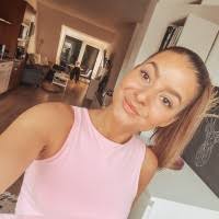 100+ profilů „Amy To“