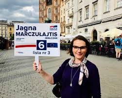Powstała grafika, że zamiast żagla trzymam krzyż i płynę na desce. Zaprosila Kaczynskiego Do Domu Liczylam Ze Otworzy Serce Niestety Wywiad Krknews