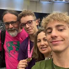 Hoje é o dia dele, meu filho, Caetano, 14 anos! Parabéns filhão!  Duplamente, pelo niver e pela medalha de ouro na OBMEP (Olimpíada  Brasileira de Matemática das Escolas Públicas) #obmep #lulapresidente