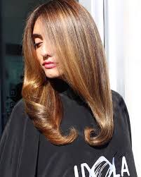 Le tonalità di capelli color cioccolato sono quelle più richieste al proprio parrucchiere da chi ha i capelli castani. Tendenze Capelli Moda Autunno 2017 Talenti Lucani Passaggio A Sud