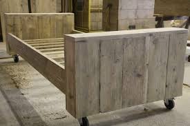 zelf bed maken van steigerhout rond bestaand bed bed maken bed zelf maken bed