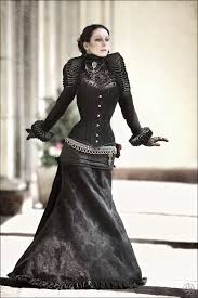 Verspielte schnürungen, eingearbeitete korsagen und feminine details in form von applikationen wie rosen, bändern und nieten oder funkelnden steinchen. 83 Brautkleider Gothic Ideen Kleider Braut Gothic Kleider
