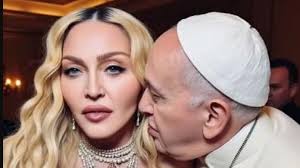 Madonna la lía en Instagram al compartir imágenes generadas por IA de ella  con el papa