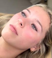 Anywhere/anyone that does eyelash extensions that takes walkins?