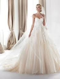 Ricca sposa italia presenta le sue nuove collezioni di abiti da sposa 2021/2022, insieme a nuove linee di vestiti da cerimonia dai tessuti preziosi. 2020 Abiti Da Sposa Tutti I Modelli Delle Collezzioni In Atelier