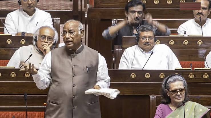 संसद का मानसून सत्र: लोकसभा से भी पास हुआ वंदे मारतम बिल, राज्यसभा में खरगे  के बयान पर भारी हंगामा - News18 हिंदी