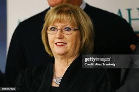 Diana Munson's Instagram, Twitter & Facebook