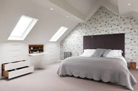 Placard Sous Pente Encastre Idees De Rangement Astucieuses Amenagement Combles Chambre Amenagement Chambre Deco Chambre Mansardee