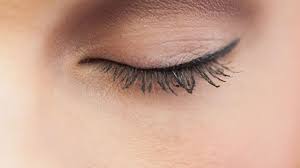 Unser flüssiger eyeliner lässt sich ganz einfach auftragen und ist wie gemacht für einen exakten lidstrich. Beauty 1x1 Tipps Fur Den Perfekten Lidstrich Brigitte De