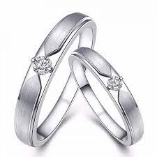 Biasanya cincin tunangan digunakan pada jari yang berbeda dengan cincin kawin. Temukan Cincin Kawin Emas Putih Dan Cincin Kawin Berlian Harga Mulai Rp 4jutaan Anda Mendapatkan Cinci Cincin Tunangan Cincin Perkawinan Cincin Kawin Berlian