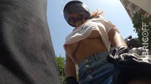 Oops seins à lair en moto : elle montre tout sans vouloir