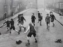 Niños jugando en la calle. Futbol En La Calle Cerca Amb Google Futbol Callejero Futbol Partido De Futbol