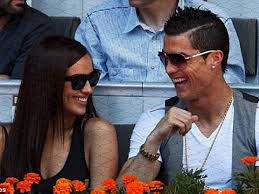 Забавно, но первая встреча футболиста и звездной супермодели состоялась на съемочной площадке рекламы. Irina Shejk I Krishtianu Ronaldu Ne Stesnyayutsya Proyavlyat Svoi Chuvstva Na Publike Foto Chitat Na Golos Ua