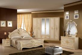 غرف نوم باللون البني والبيج