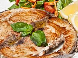 Io il pesce spada (oltre farlo alla piastra, come già ti hanno suggerito!) lo faccio spesso al forno, con pomodorini e origano.se ti piace puoi aggiungere anche qualche oliva. Pesce Spada Alla Piastra Le Ricette Di Nai
