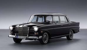 La Mercedes Benz W110 230 Kleine Heckflosse 1965 1968 Mercedes Benz Mercedes Benz Autos Mercedes